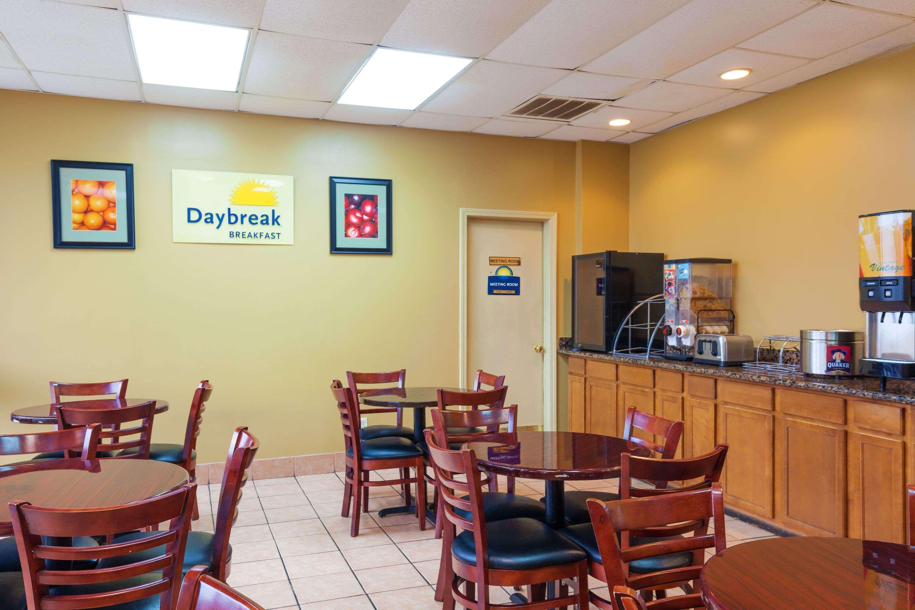 Days Inn Lafayette/University Exterior photo